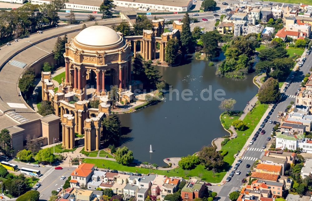 San Francisco aus der Vogelperspektive: Museums- Gebäude- Ensemble Palace of Fine Arts Theatre 3301 Lyon St in San Francisco in USA