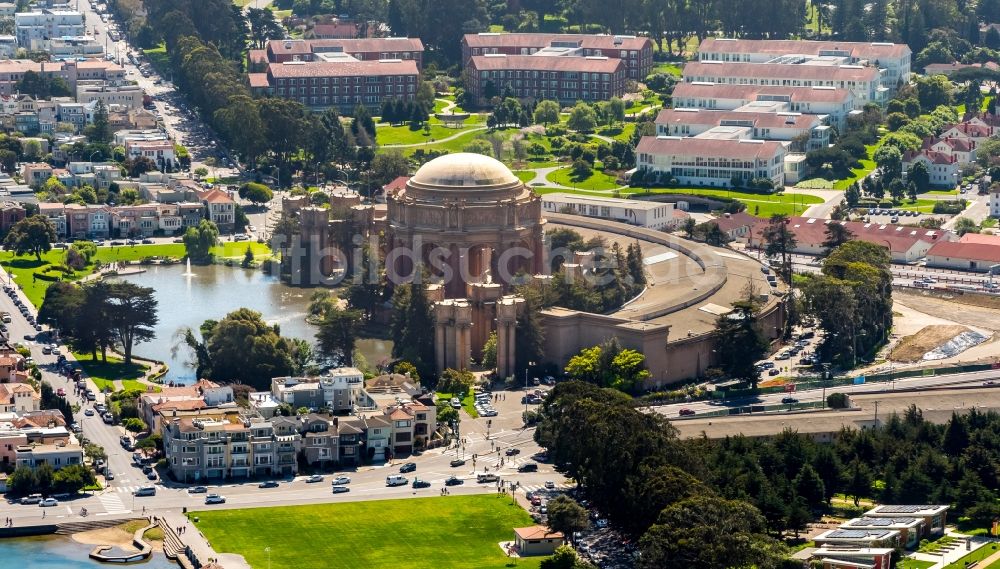 San Francisco aus der Vogelperspektive: Museums- Gebäude- Ensemble Palace of Fine Arts Theatre 3301 Lyon St in San Francisco in USA