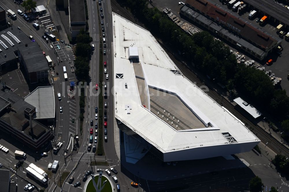 Luftbild Stuttgart - Museums- Gebäude- Ensemble Porsche Museum am Porscheplatz im Ortsteil Zuffenhausen in Stuttgart im Bundesland Baden-Württemberg, Deutschland