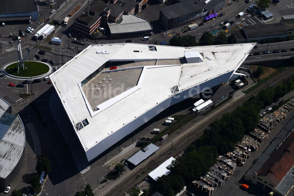 Luftaufnahme Stuttgart - Museums- Gebäude- Ensemble Porsche Museum am Porscheplatz im Ortsteil Zuffenhausen in Stuttgart im Bundesland Baden-Württemberg, Deutschland