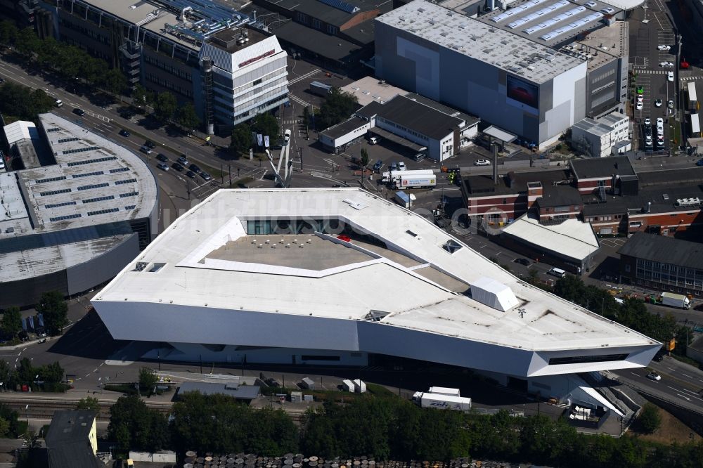 Stuttgart von oben - Museums- Gebäude- Ensemble Porsche Museum am Porscheplatz im Ortsteil Zuffenhausen in Stuttgart im Bundesland Baden-Württemberg, Deutschland