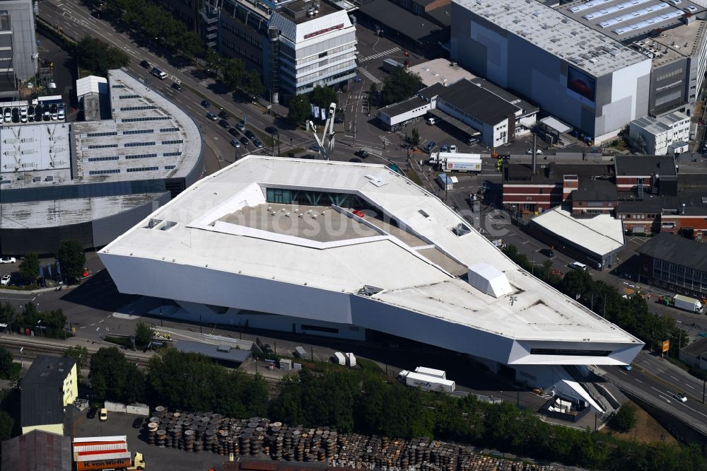 Stuttgart aus der Vogelperspektive: Museums- Gebäude- Ensemble Porsche Museum am Porscheplatz im Ortsteil Zuffenhausen in Stuttgart im Bundesland Baden-Württemberg, Deutschland