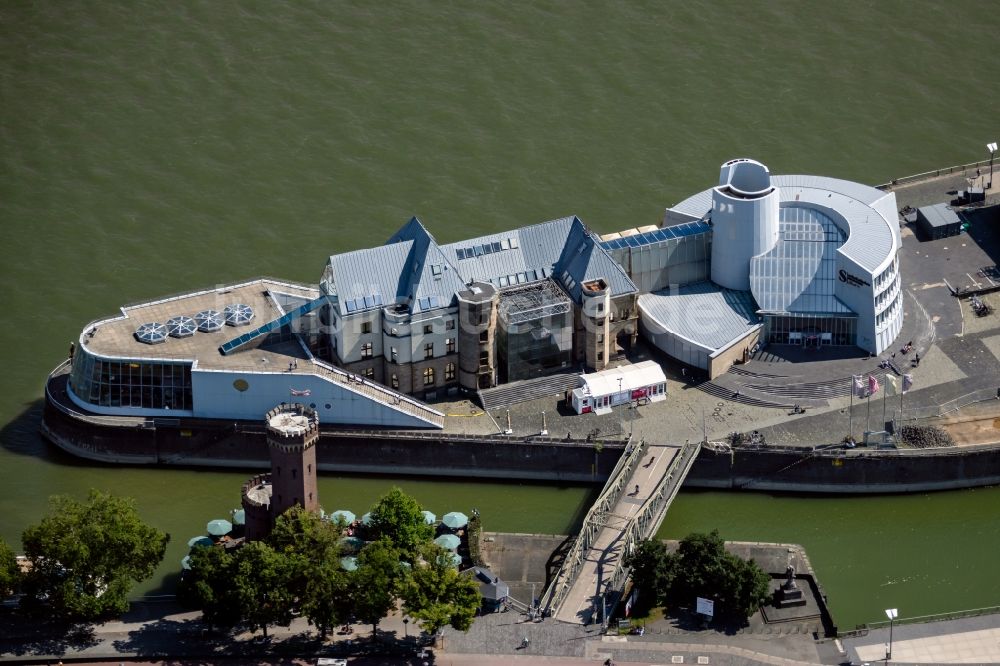 Köln aus der Vogelperspektive: Museums- Gebäude- Ensemble Schokoladenmuseum auf der Rheinauhalbinsel im Ortsteil Altstadt-Süd in Köln im Bundesland Nordrhein-Westfalen, Deutschland