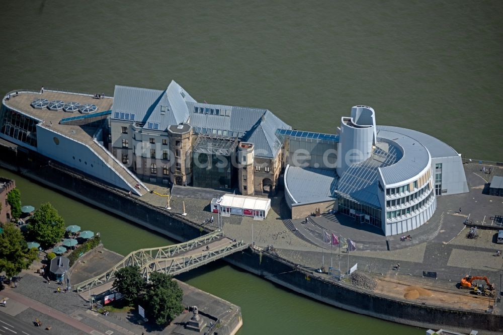 Luftbild Köln - Museums- Gebäude- Ensemble Schokoladenmuseum auf der Rheinauhalbinsel im Ortsteil Altstadt-Süd in Köln im Bundesland Nordrhein-Westfalen, Deutschland