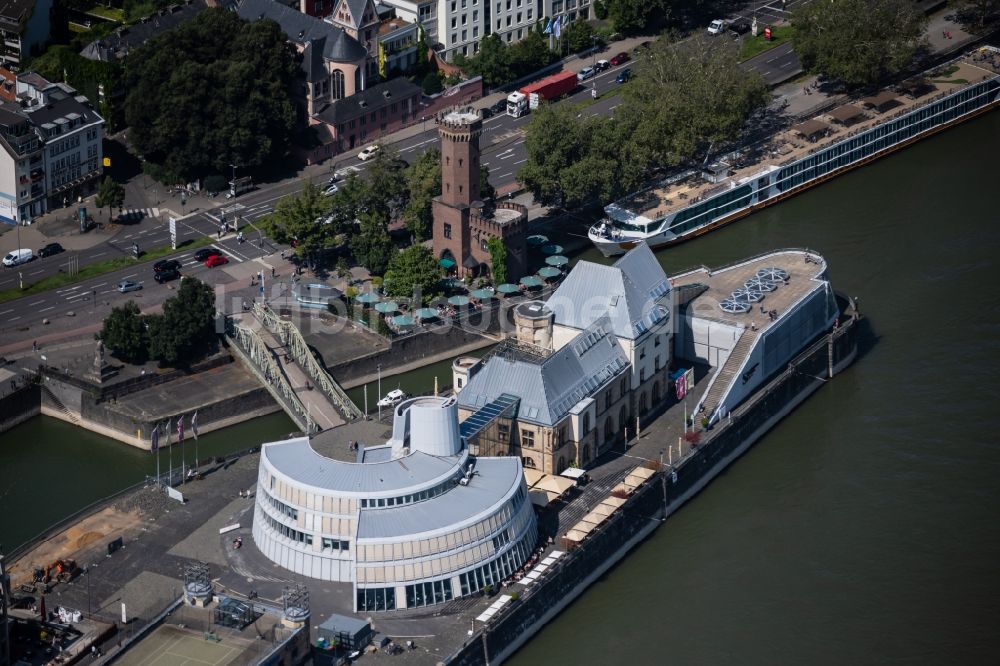 Luftaufnahme Köln - Museums- Gebäude- Ensemble Schokoladenmuseum auf der Rheinauhalbinsel im Ortsteil Altstadt-Süd in Köln im Bundesland Nordrhein-Westfalen, Deutschland