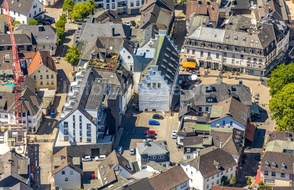 Attendorn aus der Vogelperspektive: Museums- Gebäude- Ensemble des Südsauerlandmuseum Attendorn am Platz- Ensemble Alter Markt in Attendorn im Bundesland Nordrhein-Westfalen, Deutschland