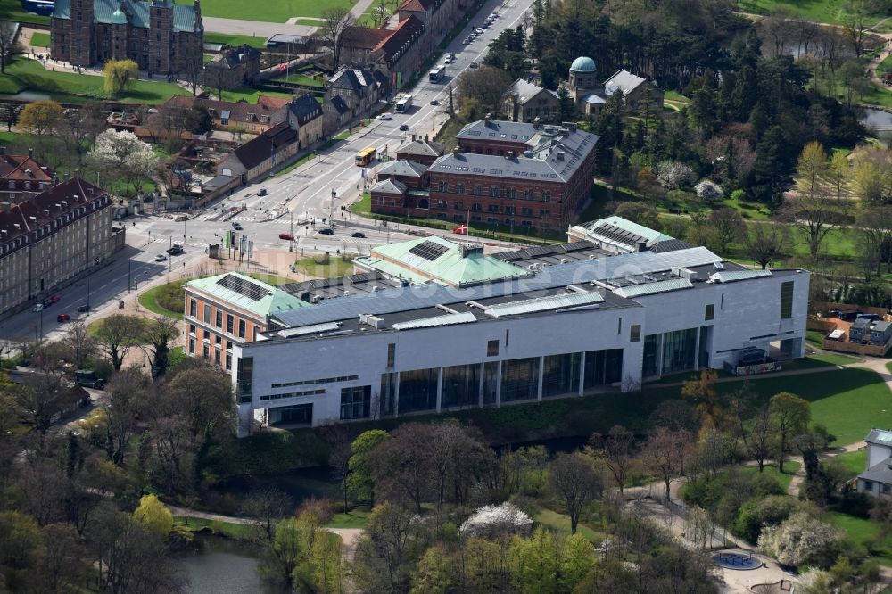 Luftaufnahme Kopenhagen - Museums- Gebäude- Ensemble SMK – Statens Museum for Kunst Solvgade in Kopenhagen in Region Hovedstaden, Dänemark