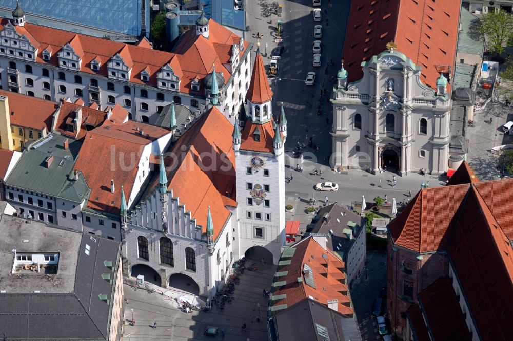 München von oben - Museums- Gebäude- Ensemble Spielzeugmuseum in der Altstadt in München im Bundesland Bayern, Deutschland