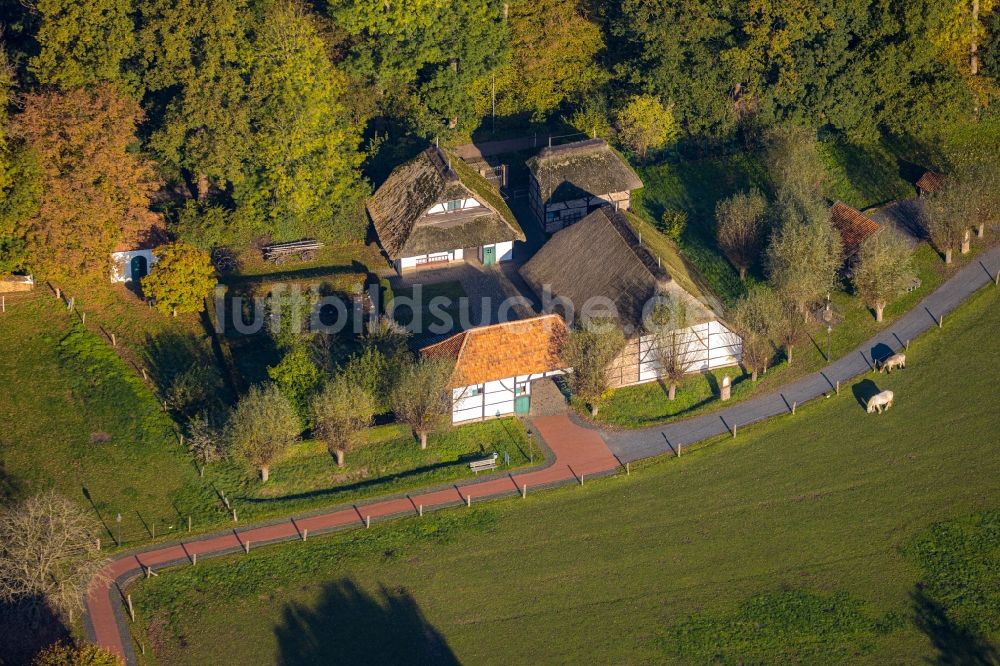 Luftaufnahme Grefrath - Museums- Gebäude- Ensemble Spielzeugmuseum des Niederrheinischen Freilichtmuseums im Ortsteil Vinkrath in Grefrath im Bundesland Nordrhein-Westfalen, Deutschland