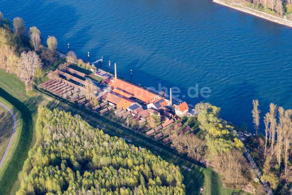 Luftaufnahme Germersheim - Museums- Gebäude- Ensemble Ziegeleimuseum Sondernheim am Rheinufer in Germersheim im Bundesland Rheinland-Pfalz, Deutschland