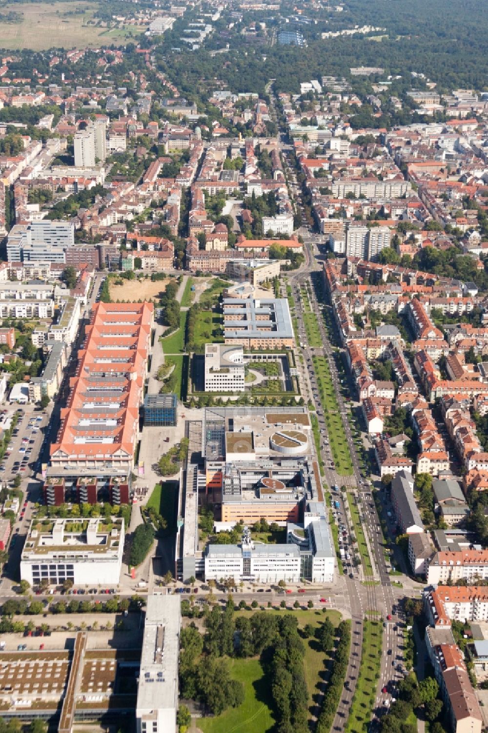 Luftaufnahme Karlsruhe - Museums- Gebäude- Ensemble ZKM | Zentrum für Kunst und Medien im Ortsteil Südweststadt in Karlsruhe im Bundesland Baden-Württemberg, Deutschland