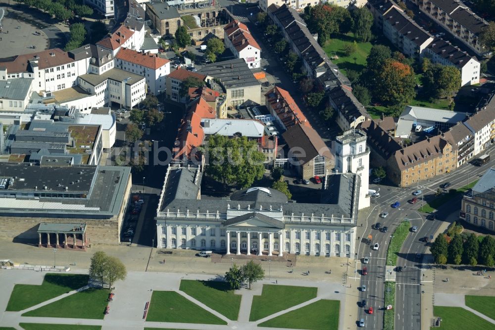 Luftaufnahme Kassel - Museums- Gebäude des Fridericianum am Friedrichsplatz in der Innenstadt von Kassel im Bundesland Hessen