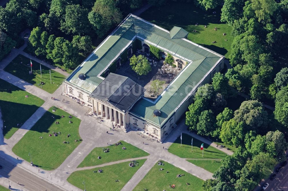 München aus der Vogelperspektive: Museums- Gebäude- Glyptothek am Königsplatz in München im Bundesland Bayern, Deutschland