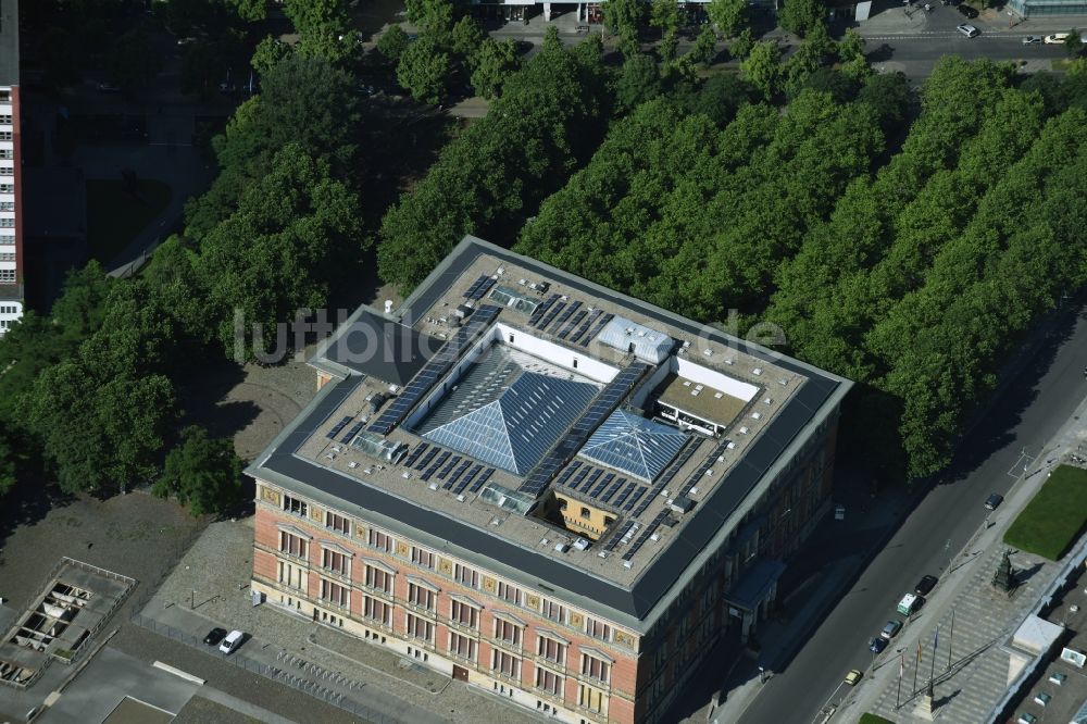 Berlin aus der Vogelperspektive: Museums- Gebäude Gropius Bau an der Niederkirchnerstraße in Berlin