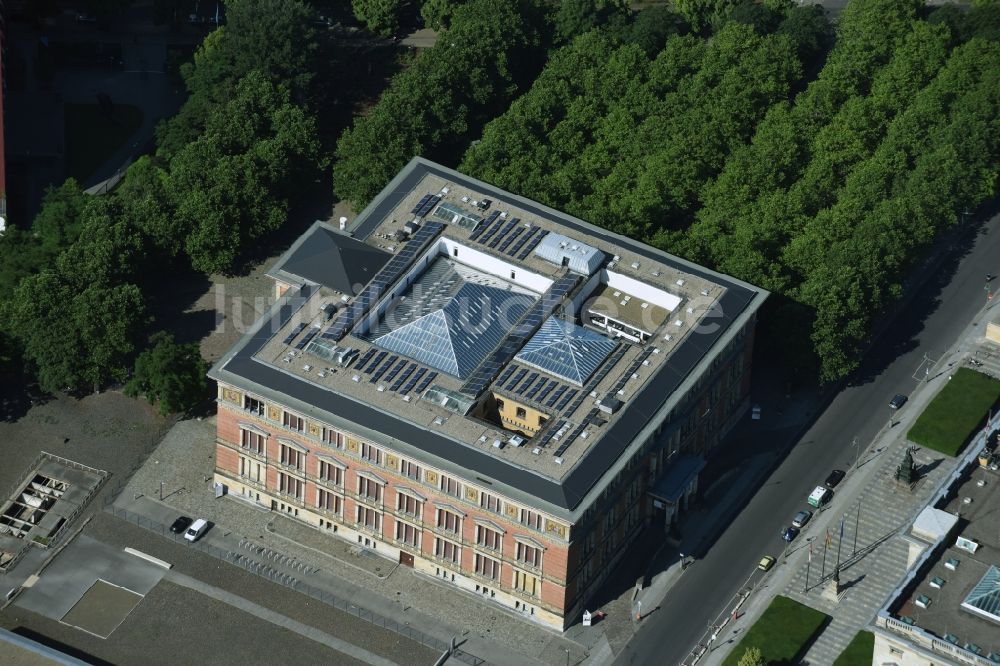 Luftbild Berlin - Museums- Gebäude Gropius Bau an der Niederkirchnerstraße in Berlin