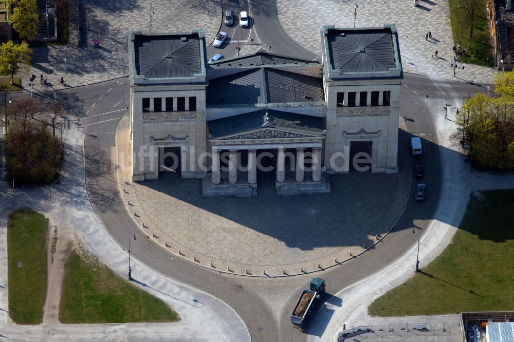 München aus der Vogelperspektive: Museums- Gebäude Propyläen und Staatliche Antikensammlung am Königsplatz in München im Bundesland Bayern, Deutschland