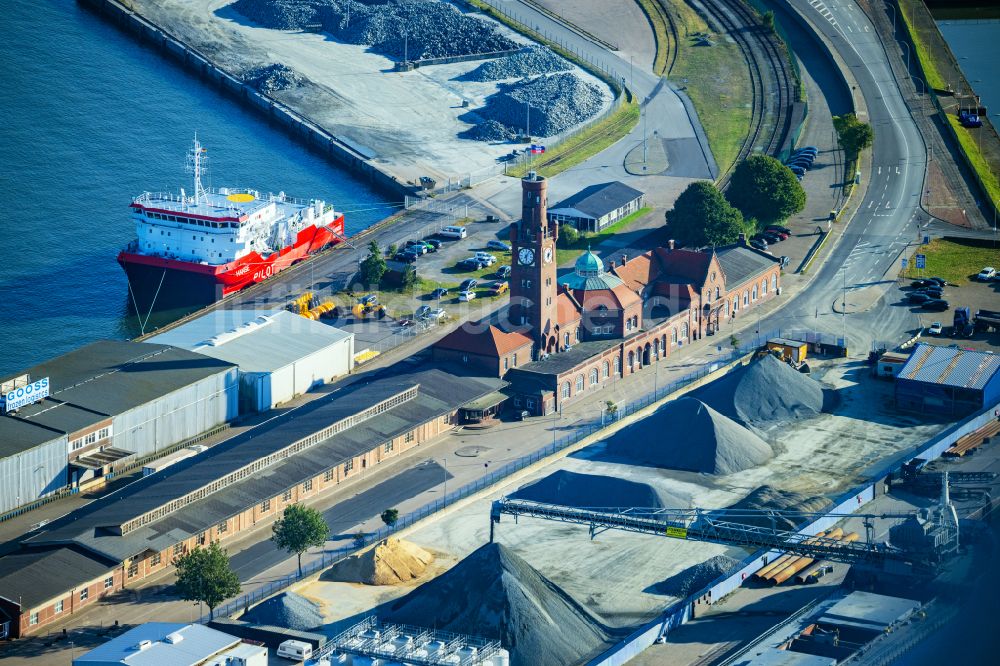 Luftaufnahme Cuxhaven - Museumsbahnhof Auswanderer Museum Hapaghallen Amerikabahnhof in Cuxhaven im Bundesland Niedersachsen, Deutschland