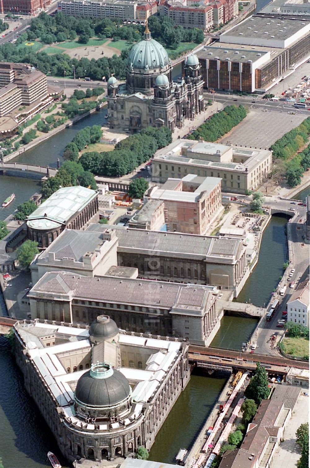 Berlin Mitte aus der Vogelperspektive: 05.08.1995 Museumsinsel mit Blick auf den Palast der Republik