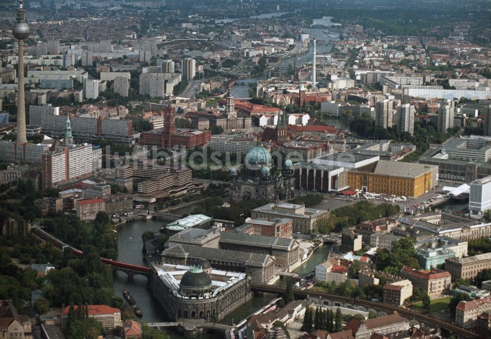 Luftbild Berlin - Museumsinsel an der Spree und Schloßattrappe am Palast der Republik im Stadtzentrum Ost in der Innenstadt am Berliner Fernsehturm in Berlin - Mitte