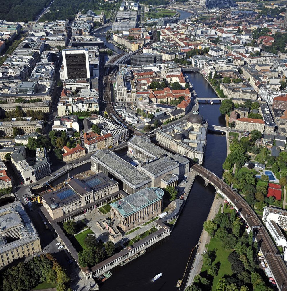 Luftaufnahme Berlin - Museumsinsel und Stadtansicht