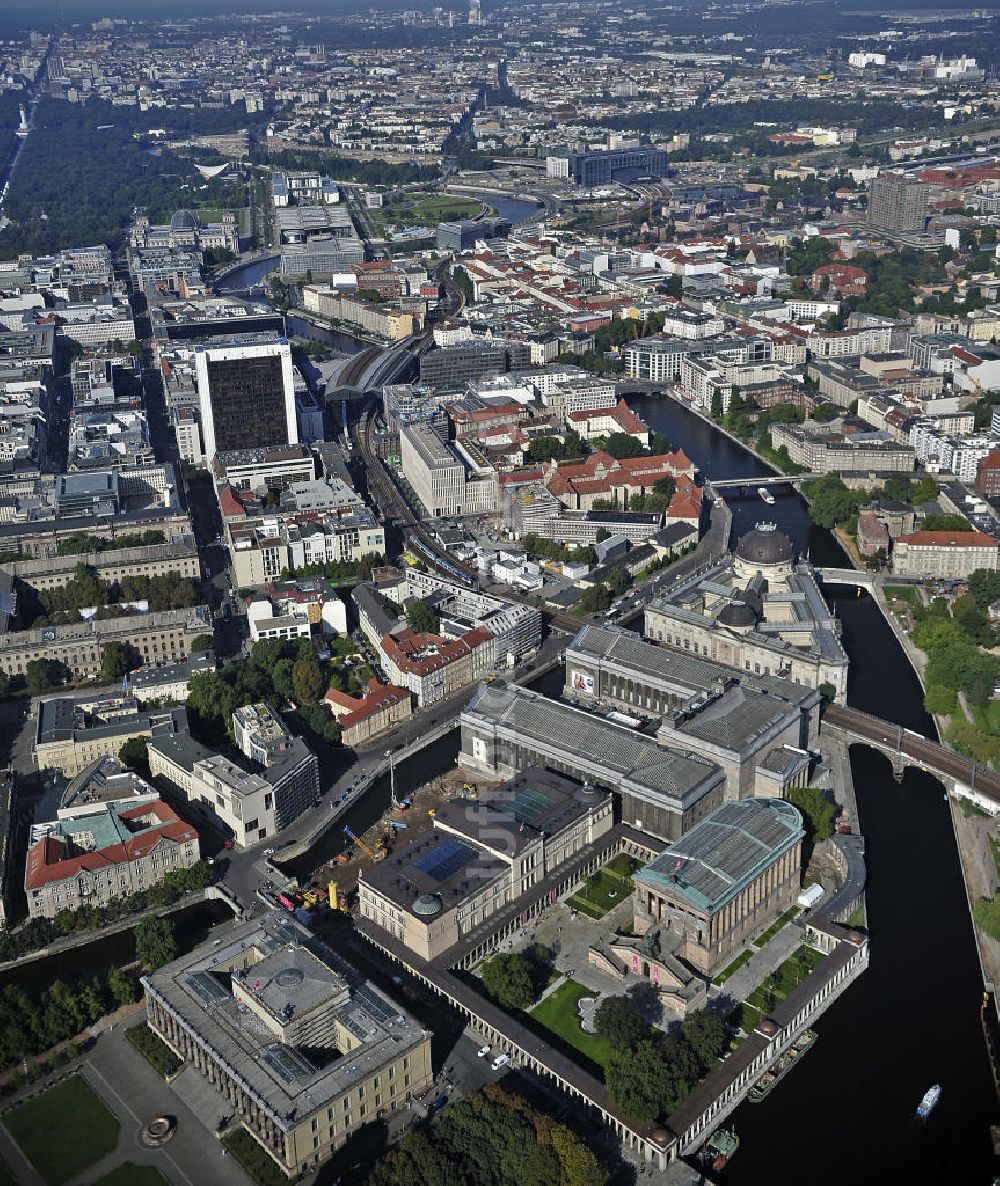 Berlin von oben - Museumsinsel und Stadtansicht