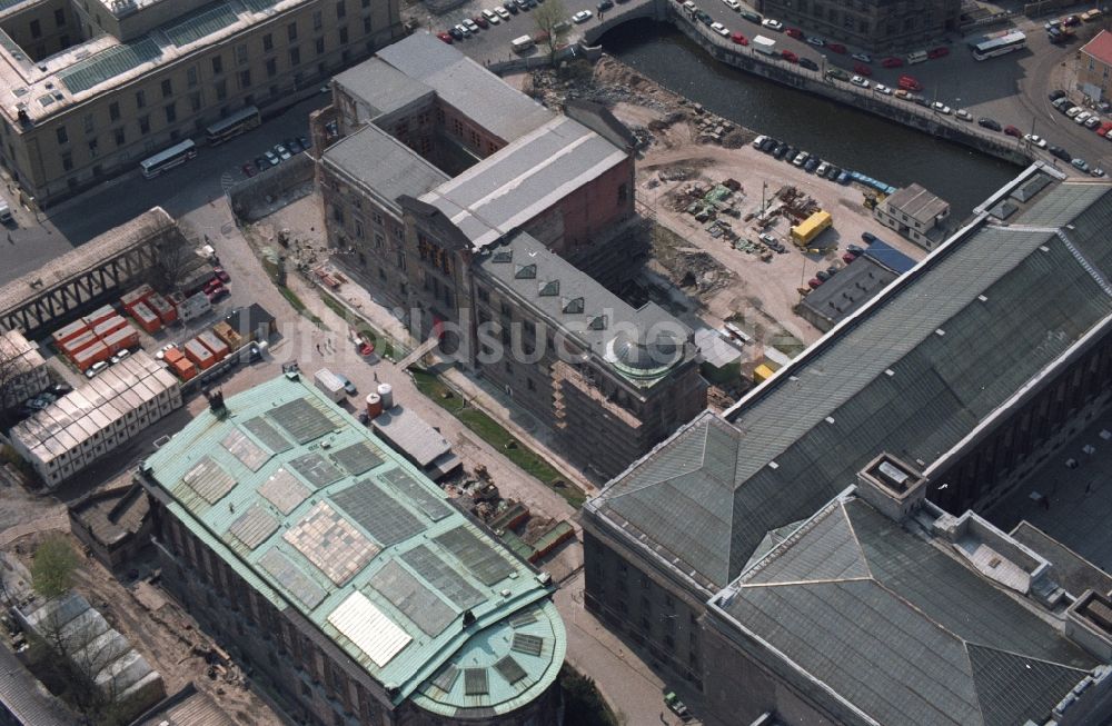 Luftaufnahme Berlin Mitte - Museumsinsel am Ufer der Spree in Berlin - Mitte