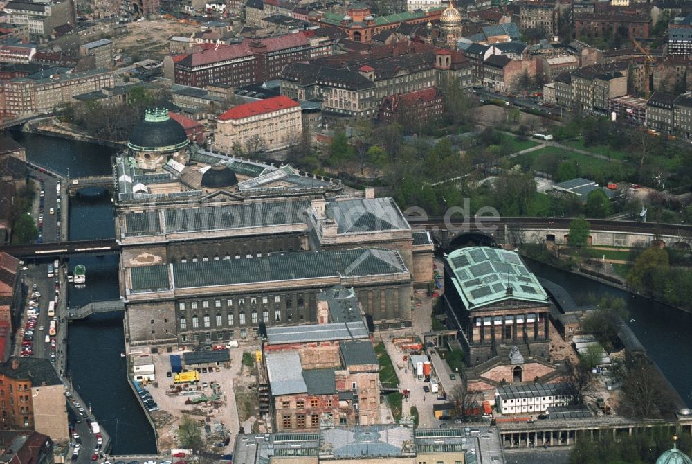 Luftbild Berlin Mitte - Museumsinsel am Ufer der Spree in Berlin - Mitte