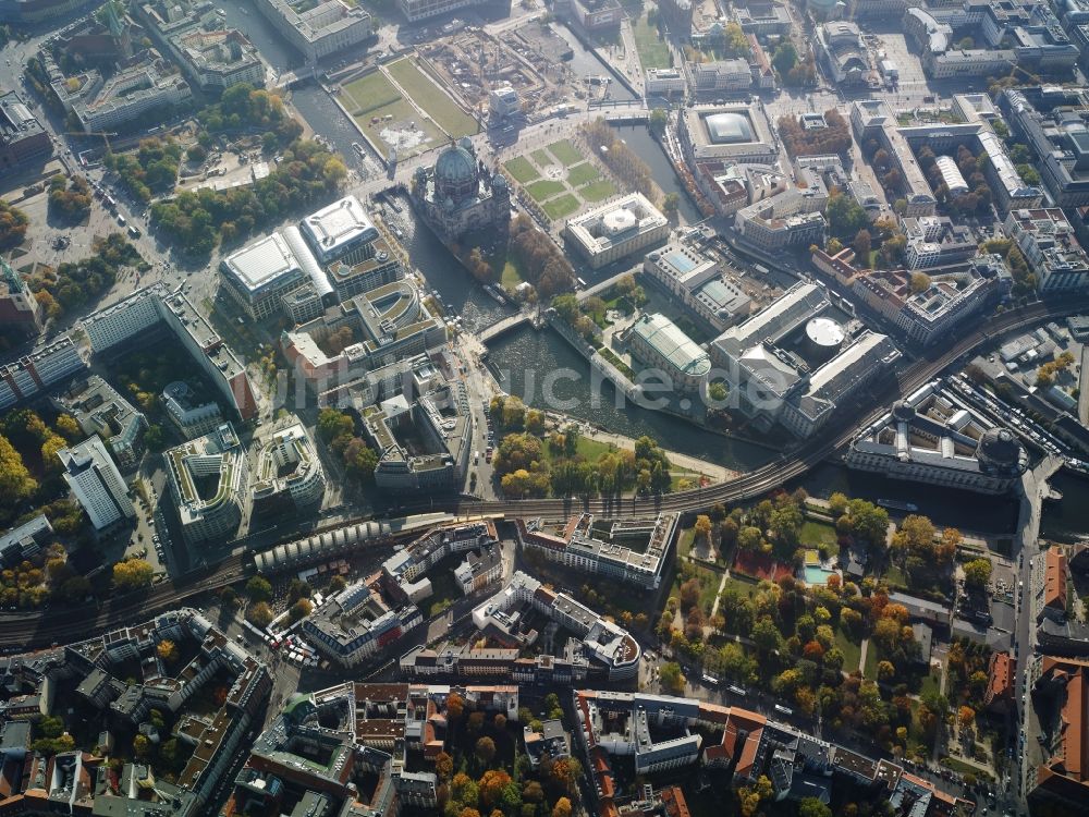 Luftaufnahme Berlin - Museumsinsel und Umgebung im Bezirk Mitte in Berlin