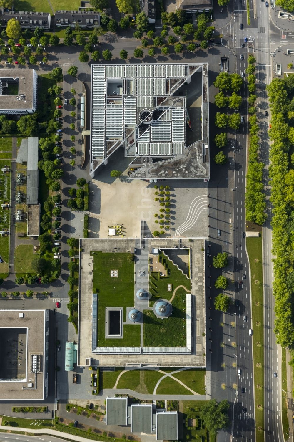 Bonn von oben - Museumsmeile mit der Kunst- und Ausstellungshalle der Bundesrepublik Deutschland und dem Haus der Geschichte in Bonn