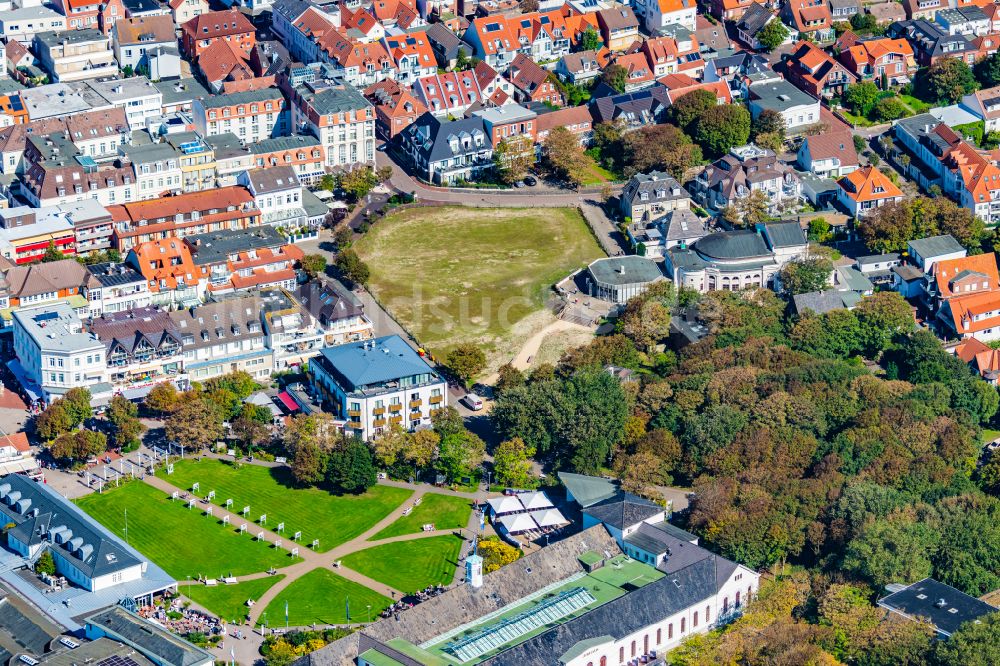 Luftbild Norderney - Musik- Konzert auf der Freilichtbühne Konzermuschel am Kurplatz auf der Insel Norderney im Bundesland Niedersachsen, Deutschland