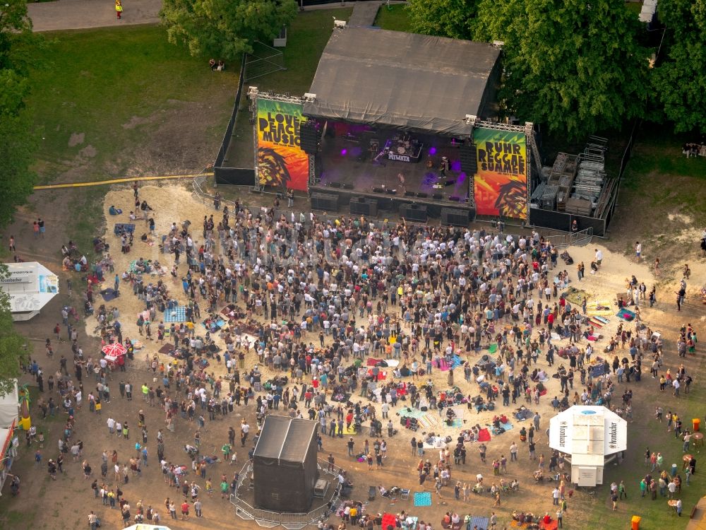 Dortmund aus der Vogelperspektive: Musik- Konzert auf der Freilichtbühne des Reggae- Festival im Revierpark Wischlingen in Dortmund im Bundesland Nordrhein-Westfalen