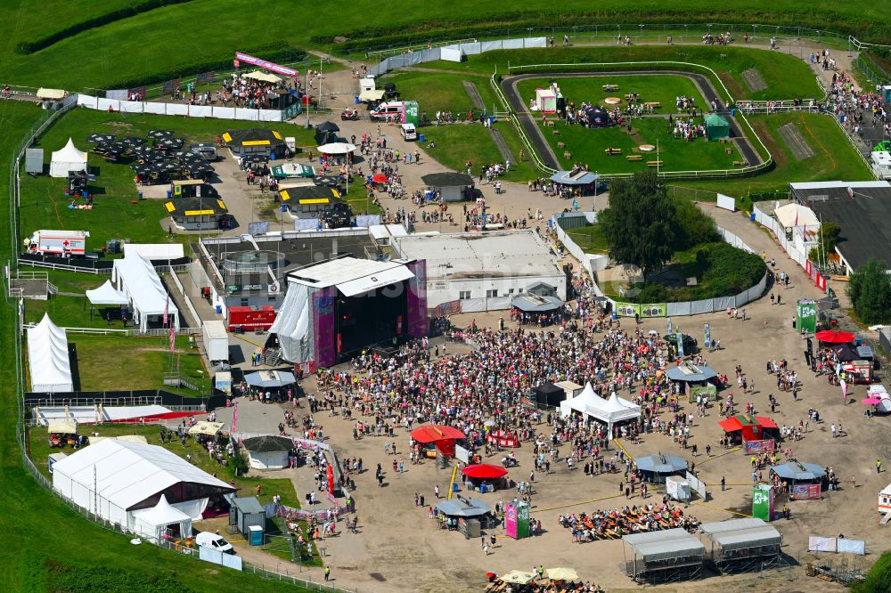 Hamburg aus der Vogelperspektive: Musik- Konzert auf der Freilichtbühne 90s Super Show in Hamburg, Deutschland