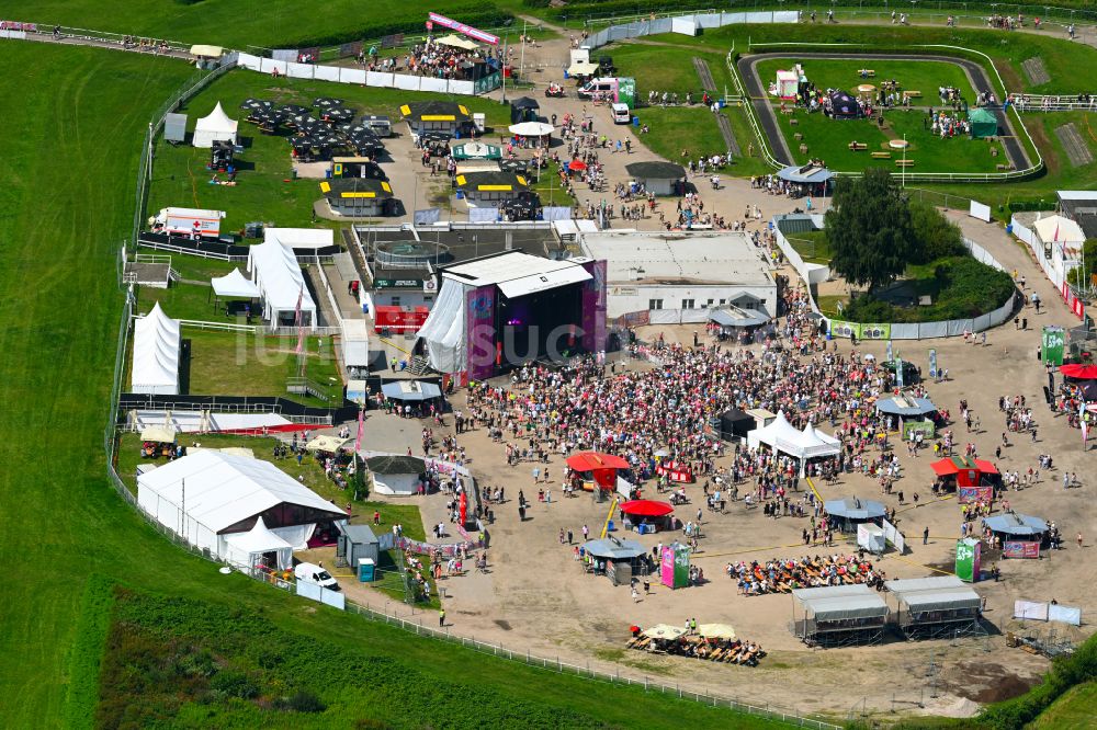 Luftbild Hamburg - Musik- Konzert auf der Freilichtbühne 90s Super Show in Hamburg, Deutschland