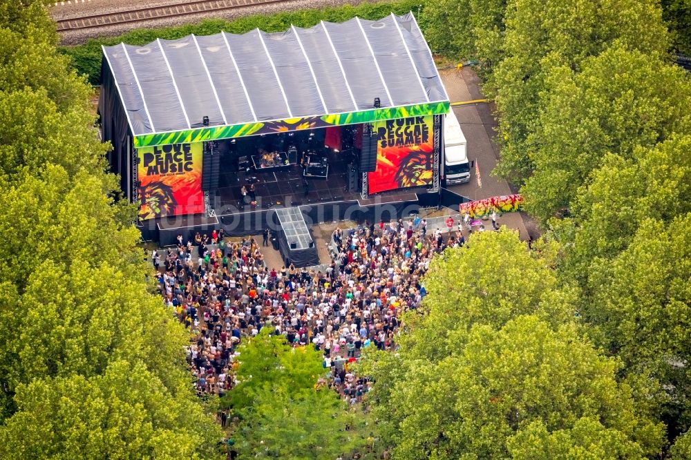 Oberhausen von oben - Musik- Konzert auf der Freilichtbühne zum Ruhr-Reggae-Summer Festival in Oberhausen im Bundesland Nordrhein-Westfalen, Deutschland