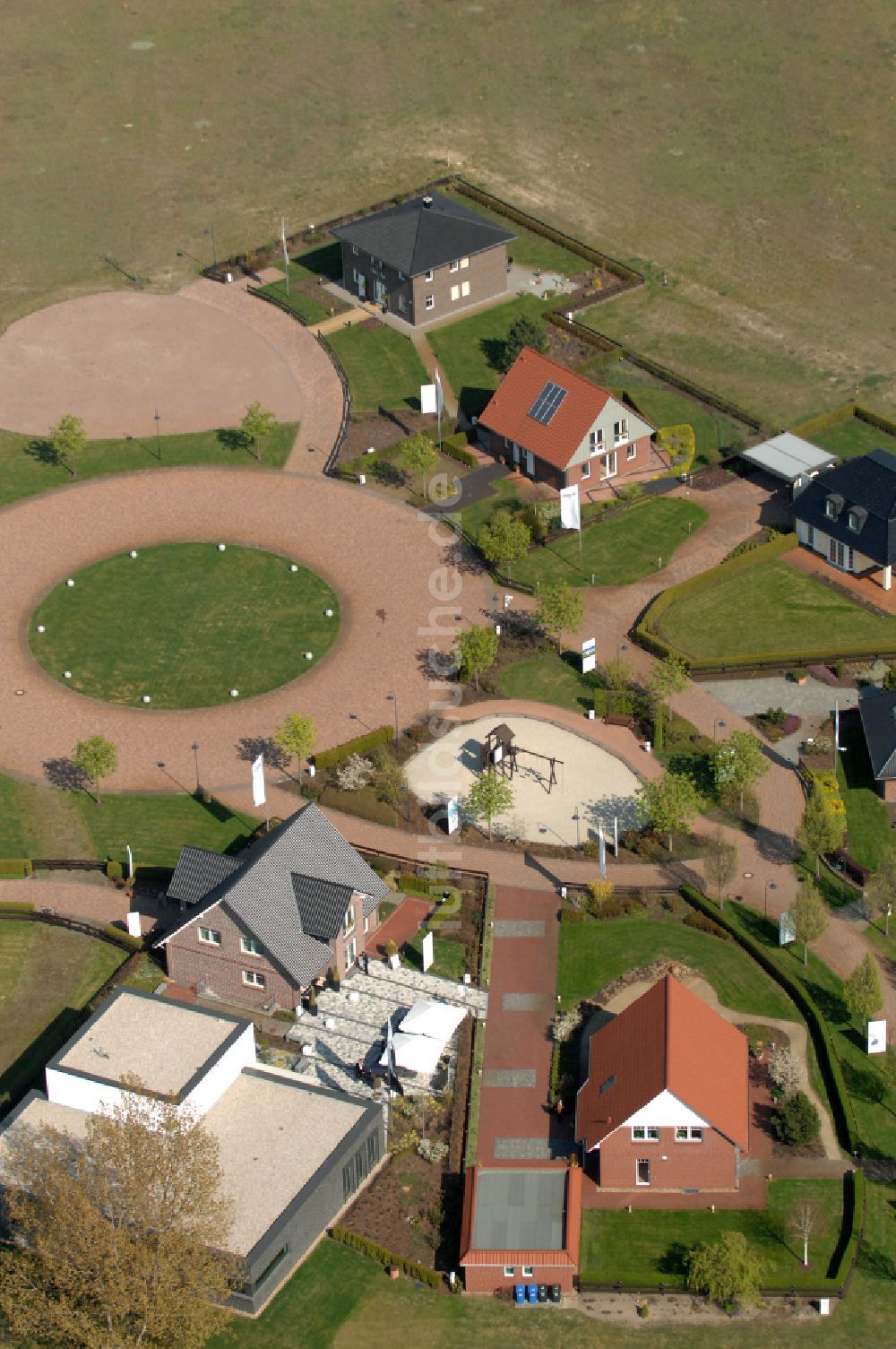 Grebs aus der Vogelperspektive: Musterhaus- Einfamilienhaus- Siedlung in Grebs im Bundesland Brandenburg, Deutschland