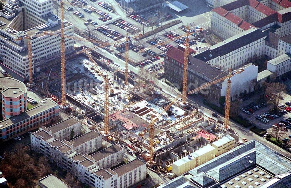 Berlin-Tiergarten von oben - - nach einer Bauzeit von zirka zwei Jahren - wird das Hotel an den Projektentwickler und Bauherrn, die Viterra Development GmbH, übergeben