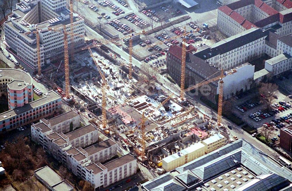 Berlin-Tiergarten aus der Vogelperspektive: - nach einer Bauzeit von zirka zwei Jahren - wird das Hotel an den Projektentwickler und Bauherrn, die Viterra Development GmbH, übergeben