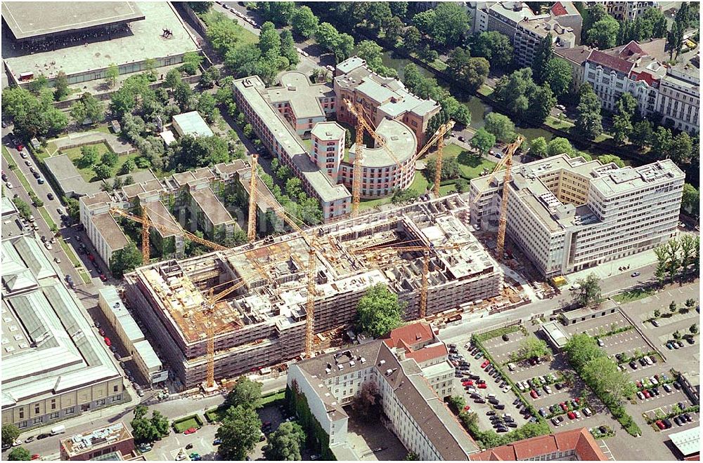 Luftaufnahme Berlin-Tiergarten - - nach einer Bauzeit von zirka zwei Jahren - wird das Hotel an den Projektentwickler und Bauherrn, die Viterra Development GmbH, übergeben