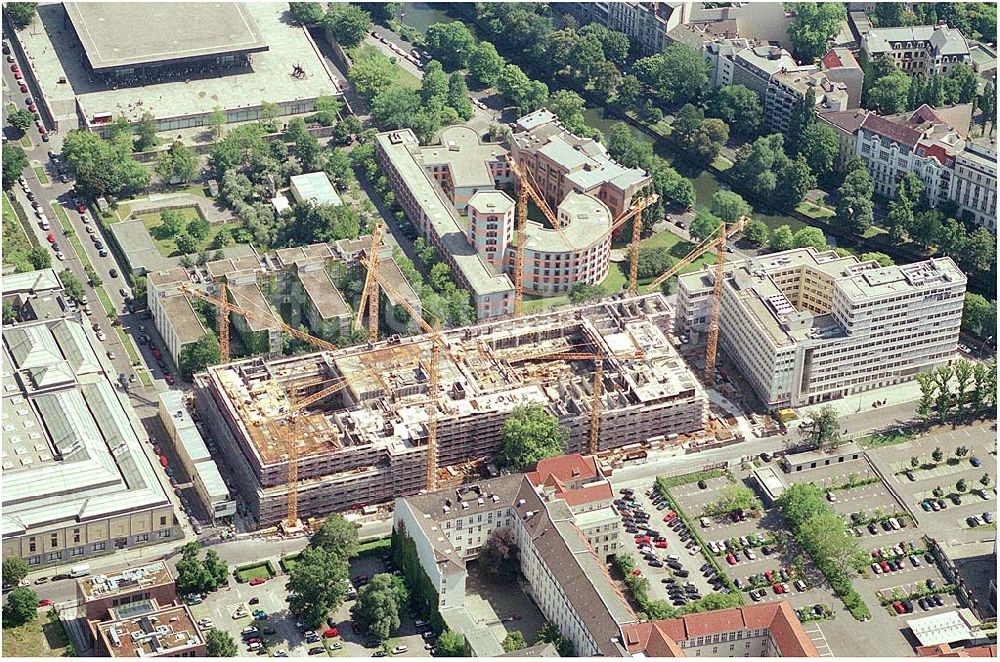 Berlin-Tiergarten von oben - - nach einer Bauzeit von zirka zwei Jahren - wird das Hotel an den Projektentwickler und Bauherrn, die Viterra Development GmbH, übergeben