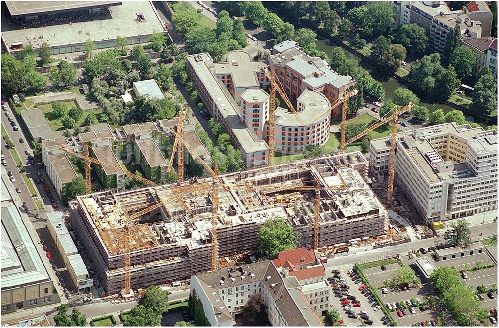 Berlin-Tiergarten aus der Vogelperspektive: - nach einer Bauzeit von zirka zwei Jahren - wird das Hotel an den Projektentwickler und Bauherrn, die Viterra Development GmbH, übergeben