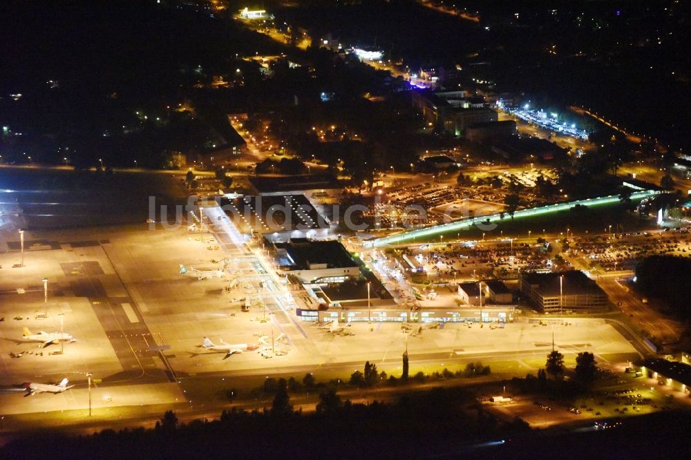 Schönefeld aus der Vogelperspektive: Nachluftbild vom Abfertigungs- Gebäude und Terminals auf dem Gelände des Flughafen in Schönefeld im Bundesland Brandenburg