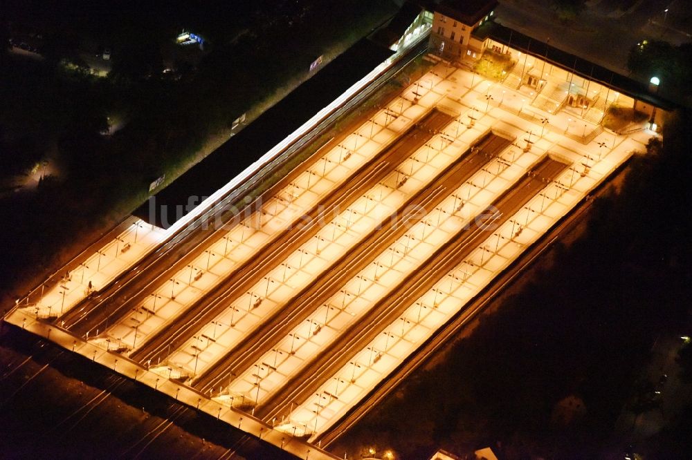 Luftbild Berlin - Nachluftbild vom Bahnhofsgebäude und Gleisanlagen des S-Bahnhofes Olympiastadion in Berlin