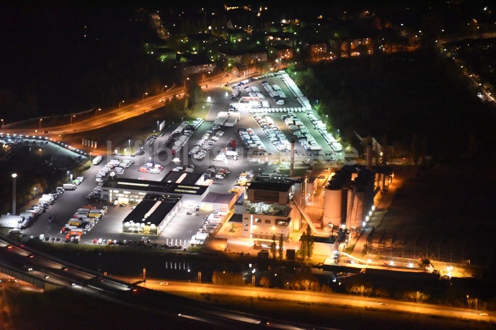 Luftaufnahme Berlin - Nachluftbild vom Infocenter der RWE Energiedienstleistungen GmbH mit Heizkraftwerksanlagen und Parkflächen im Ortsteil Rudow in Berlin