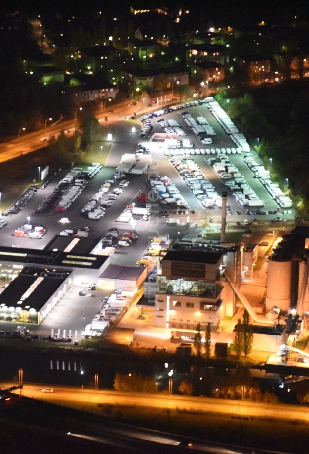 Berlin von oben - Nachluftbild vom Infocenter der RWE Energiedienstleistungen GmbH mit Heizkraftwerksanlagen und Parkflächen im Ortsteil Rudow in Berlin