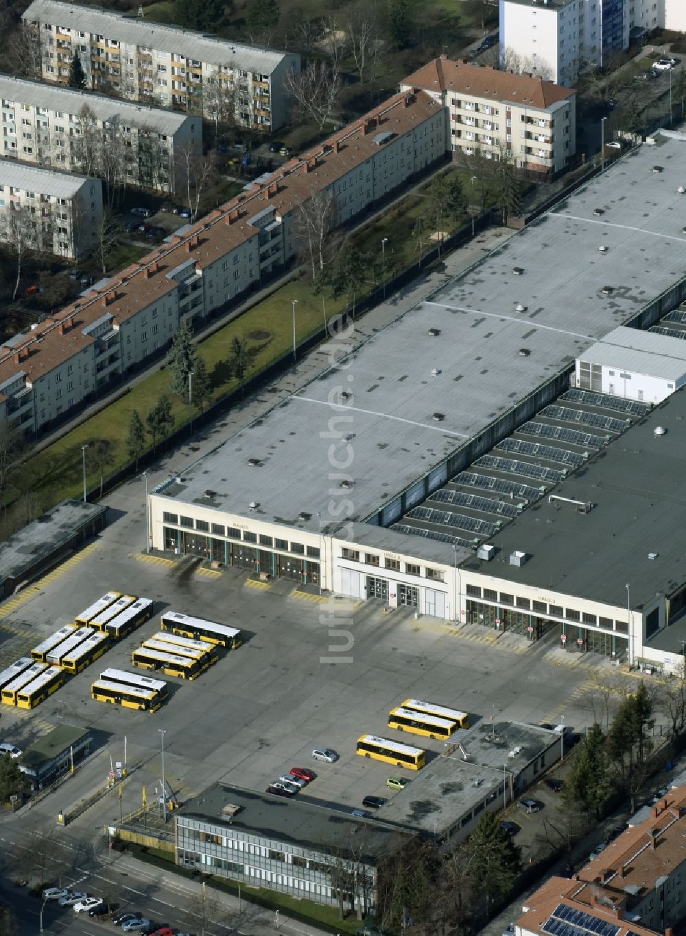 Luftaufnahme Berlin - Nahverkehrs- und Bus- Depot der Städtischen Verkehrsbetriebe der Berliner Verkehrsbetriebe BVG an der Gradestraße in Berlin