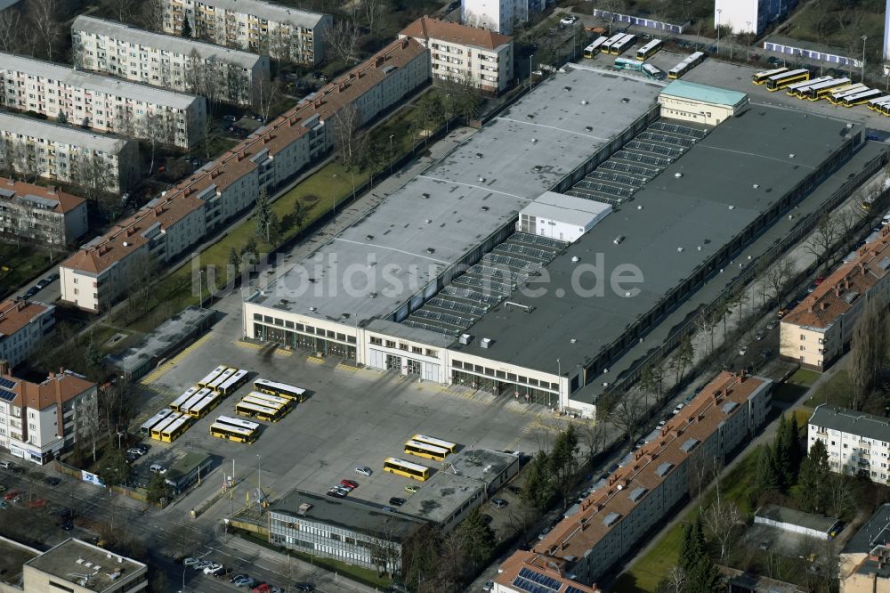 Berlin von oben - Nahverkehrs- und Bus- Depot der Städtischen Verkehrsbetriebe der Berliner Verkehrsbetriebe BVG an der Gradestraße in Berlin