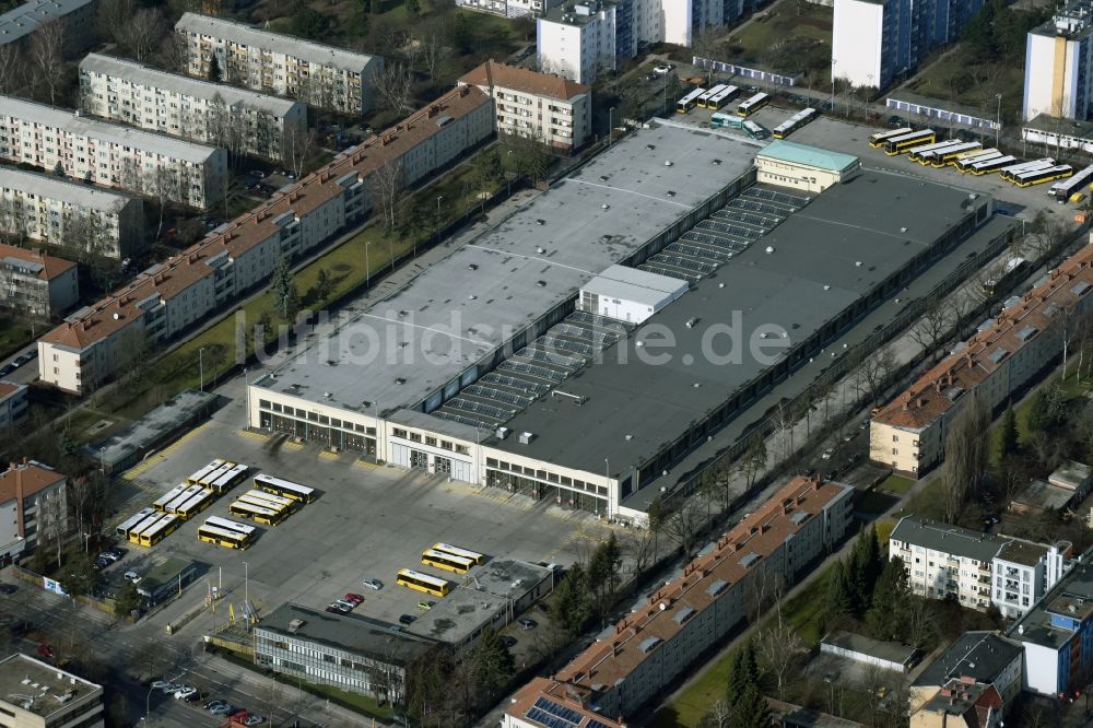 Berlin aus der Vogelperspektive: Nahverkehrs- und Bus- Depot der Städtischen Verkehrsbetriebe der Berliner Verkehrsbetriebe BVG an der Gradestraße in Berlin