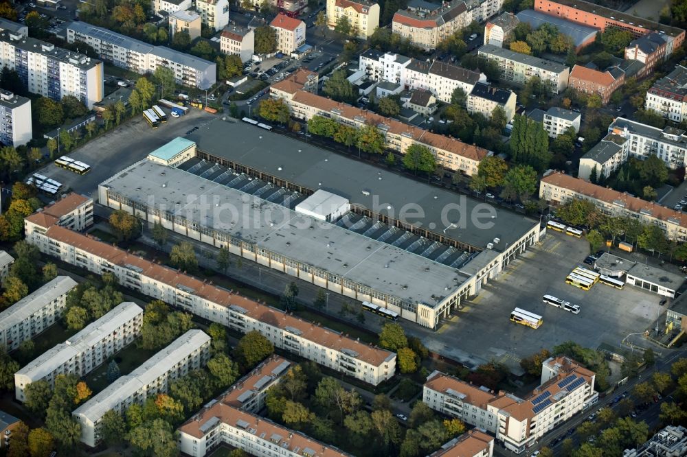 Luftaufnahme Berlin - Nahverkehrs- und Bus- Depot der Städtischen Verkehrsbetriebe BVB Am Straßenbahnhof - Gradestraße im Stadtteil Neukölln in Berlin