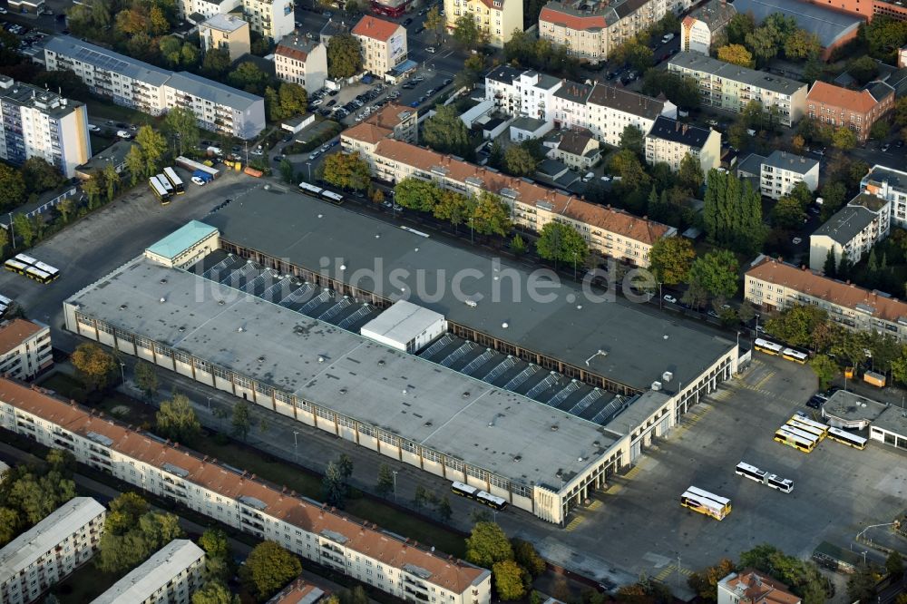 Berlin von oben - Nahverkehrs- und Bus- Depot der Städtischen Verkehrsbetriebe BVB Am Straßenbahnhof - Gradestraße im Stadtteil Neukölln in Berlin