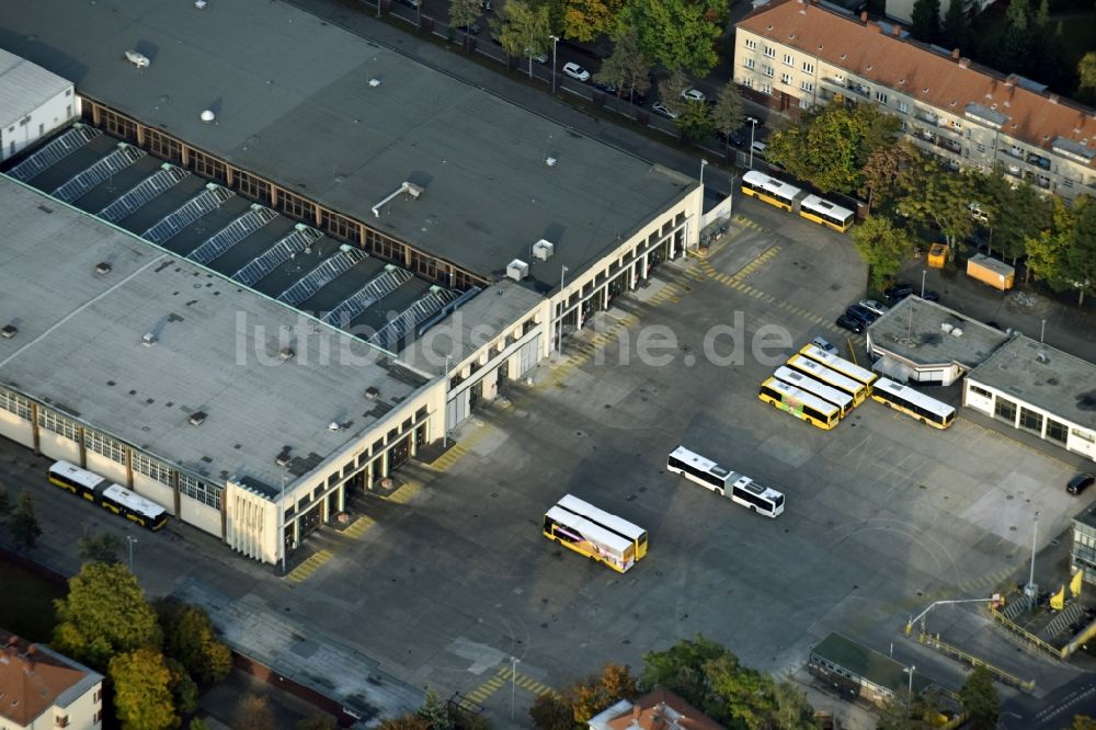 Berlin aus der Vogelperspektive: Nahverkehrs- und Bus- Depot der Städtischen Verkehrsbetriebe BVB Am Straßenbahnhof - Gradestraße im Stadtteil Neukölln in Berlin